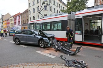 Zwickau: Auto mit zwei Kindern an Bord fährt gegen Straßenbahn - An dem Auto ist nicht mehr viel zu retten.