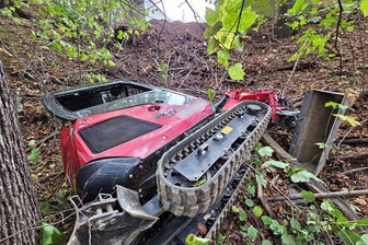 Zwickau: Bagger zehn Meter tiefen Abhang hinab gestürzt - Der abgestürzte Minibagger von Zwickau-Eckersbach.