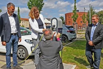 Zwickau baut Vorsprung bei E-Tankstellen aus - WHZ-Professor Mirko Bodach, OB Constance Arndt und WHZ-Mitarbeiter Kevin Steiner(v. l.) stöpseln ein E-Auto der Stadtverwaltung an.