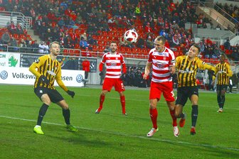 Zwickau beendet Heimfluch - Julius Reinhardt vom FSV Zwickau köpft zum 1:0 ein.