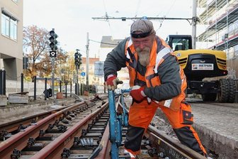 Zwickau bekommt Weichen mit Herz - Ulf Gleitsmann von der Firma Papenburg bei Bauarbeiten an der Äußeren Schneeberger Straße. 