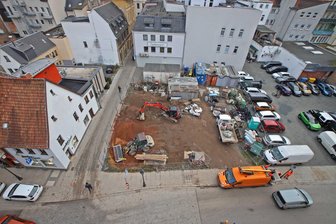 Zwickau belebt die Innenstadt: Schotterfläche in der Innenstadt wird Testfeld für Bäume - Noch sieht an der Freifläche Marienstraße/Rosengässchen alles nach Baustelle aus. Das soll sich im kommenden Jahr ändern. Dann sollen dort Bäume und Sträucher stehen.
