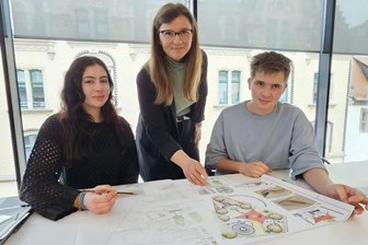 Zwickau beteiligt sich am „Garten der Freundschaft“ - Baubürgermeisterin Silvia Queck schaut Emma Jenkner und Lennox Schiecke über die Schulter.