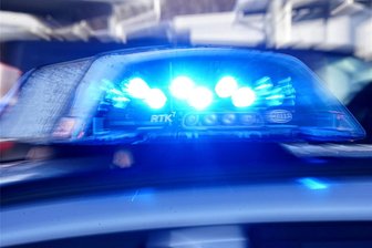 Zwickau: Betrunkener Autofahrer tritt nach Polizei - Die Polizei ist gerufen worden, da ein Mann zu betrunken zum Ausparken war.