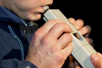 Zwickau: Betrunkener missachtet mehrfach Hausverbot - Erst 2,5 und später sogar 3,1 Promille wurden bei einem Mann festgestellt.