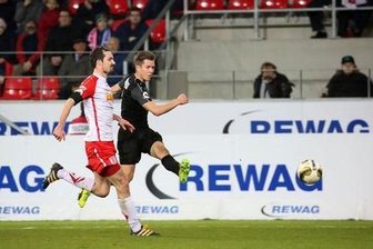Zwickau bleibt die Mannschaft der Stunde - Das 2:1 durch Christoph Göbel.