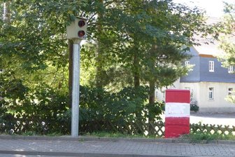 Zwickau: Blitzer mit Farbe besprüht - Nach Polizeiangaben wurden der Blitzer und der Verteilerkasten mit roter Farbe beschmiert.