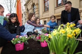 Zwickau blüht auf: Am Peter-Breuer-Gymnasium blühen Frühblüher etwas früher - Benjamin Strunz (rechts) freute sich über die Begeisterung der Sechstklässler beim Bepflanzen der Blumenbeete vor dem Gymnasium.