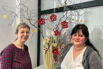 Zwickau blüht auf: In echt und in textilen Kunstwerken - Yvonne Friedrich vom „Freie Presse“-Shop und Angela Hentschel-Fritzsch (r.) an einem Trockenstrauß mit Blüten aus Klöppelspitze.