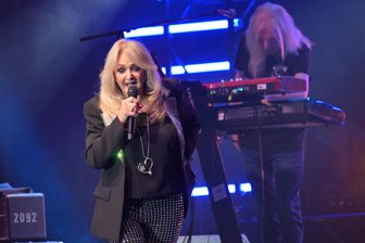 Zwickau: Britische „Reibeisenstimme“ begeistert Fans in der Stadthalle - Bonnie Tyler begeisterte ihre Fans in der Stadthalle Zwickau.