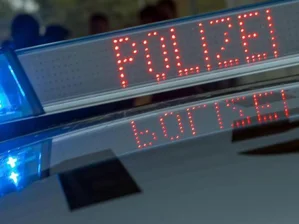 Zwickau: Bus muss Vollbremsung einleiten, Fahrgast stürzt - Ausgelöst wurde der Sturz in einem Bus auf der Leipziger Straße in Zwickau durch einen zuvor gestürzten Fahrradfahrer.