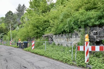 Zwickau-Cainsdorf: Vollsperrung wegen Stützmauerabriss - Die Bauarbeiten an der Stützmauer an der Friedrichstraße in Cainsdorf starten.
