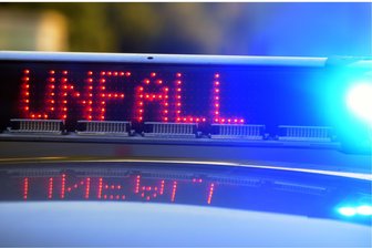 Zwickau: Chevrolet prallt gegen geparktes Auto - 8000 Euro Schaden - Nach dem Crash in der Nordvorstadt mussten beide Autos abgeschleppt werden.