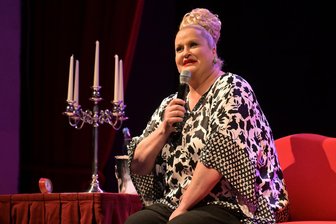 Zwickau: Daphne de Luxe sinniert darüber, ob Tiere die besseren Menschen sind - Daphne de Luxe hat auch in der „Neuen Welt“ in Zwickau mit ihrem Programm „Artgerecht“ das Publikum begeistert.
