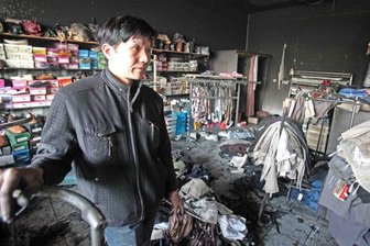 <p class="artikelinhalt">Im Textilgeschäft von Vu Hong Hai an der Crimmitschauer Straße hat es in der Nacht zum Montag gebrannt. Wer dahinter steckt, ermittelt die Polizei noch. Am Wochenende will der Vietnamese mit seiner Familie Ordnung schaffen. Die Kunden werden vorübergehend woanders bedient. </p>