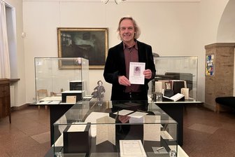 Zwickau: Das Robert-Schumann-Haus eröffnet seine Beiträge zum Kulturhauptstadtjahr 2025 mit einer Ausstellung - Thomas Synofzik, Leiter des Robert-Schumann-Hauses, in den Ausstellungsräumen.