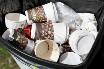 Zwickau: Debatte um Steuer auf Einwegverpackungen eröffnet - Auf Einwegverpackungen könnte in Zwickau bald eine Steuer erhoben werden.
