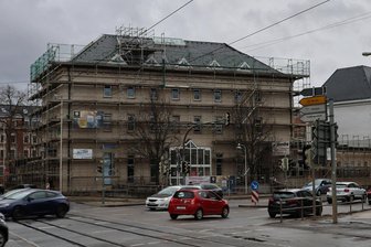 Zwickau: Der Umbau des ehemaligen Sparkassengebäudes zum Stadtarchiv wird teurer als geplant - Noch verhüllen Gerüste die beiden Gebäude der Sparkasse. Der Umbau zum Stadtarchiv wird deutlich teurer als geplant. Steigt jetzt auch die Miete?
