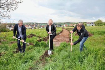 Zwickau: Der Weg zum eigenen Haus ist oft lang - Am 18. Mai 2021 erfolgte am Wohngebiet Marienthal der erste symbolische Spatenstich. Vorhabensträger Maik Martin, die damalige Baubürgermeisterin Kathrin Köhler und Sachgebietsleiter Stadtplanung Dirk Groh. 