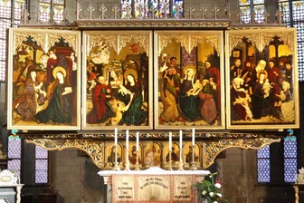 Zwickau: Der Wiener Künstler Michael Endlicher verhüllt den Altar im Dom Sankt Marien - Der Altar von Michael Wolgemut im Dom Sankt Marien wird verhüllt.
