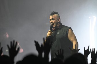 Zwickau: Die Band Heldmaschine bringt Fans im Gasometer regelrecht zum Ausrasten - René Anlauff hatte die Fans von der ersten Minute an im Griff.