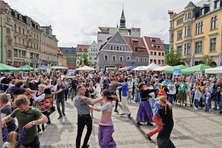 Zwickau: Die ganze Innenstadt in Feierlaune - Der Deutsch-polnische Verein lud beim Zwikkolör am Samstagnachmittag zum Tanz auf dem Hauptmarkt - und viele machten mit. "Hupfauf" und "Tanzvolk" spielten auf. 