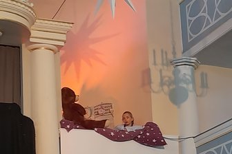 Zwickau: Die „Moseler Kirchenmäuse“ führen ihr Musical noch einmal auf - Lisa (Frida Charlotte Genrich) grübelt vor dem Schlafengehen über noch nicht erledigte Dinge am Vortag des Weihnachtsfestes.