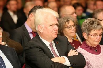 Zwickau: Dortmunds Oberbürgermeister will sich für BVB-Freundschaftsspiel einsetzen - Ullrich Sierau (Mitte) will sich für den FSV Zwickau einsetzen.