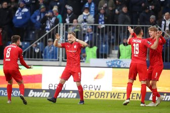 Zwickau dreht Spiel gegen Magdeburg innerhalb von zwei Minuten - Nach dem Tor von Viteritti jubeln die Zwickauer über den Ausgleich.