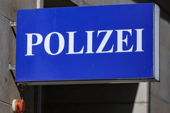 Zwickau: Drei Glasscheiben an Straßenbahnhaltestelle zerstört - An der Wendeschleife der Straßenbahn in Pölbitz wurden die Scheiben des Wartehäuschens zerstört.