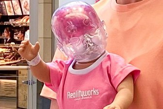 Zwickau: Drei Kliniken erhalten spezielle Puppen - Jeweils eine dieser Schüttelpuppen haben die Zwickau-Arcaden an drei Kliniken in der Region übergeben.