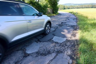 Zwickau: Drei Straßen erhalten neue Deckschicht - Ab Mitte September soll dieser Fahrbahnzustand der Vergangenheit angehören.