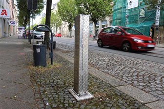Zwickau: E-Ladesäule in der Bahnhofstraße soll Mitte August wieder zur Verfügung stehen - Die Verkleidung soll im August verschwinden und an der Bahnhofstraße einer neuen Ladesäule Platz machen.
