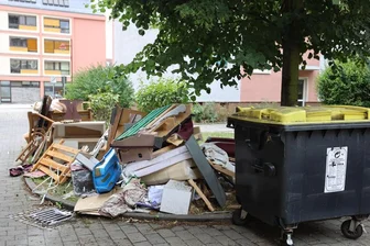 Zwickau: Ein Innenhof, viele verschiedene Hauseigentümer – Wer räumt den Sperrmüll weg? - Matratzen, Möbel, sogar ein alter Schlitten: Jemand hat im Innenhof eines Häuserblocks an der Nicolaistraße Sperrmüll abgelagert.