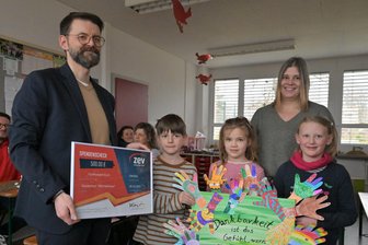 Zwickau: Energieversorgung ZEV teilt Geld-Geschenke aus - Dominik Wirth, Kaufmännischer Geschäftsführer der ZEV, bei der Spendenübergabe an den Kinderhort „Wichtelhaus“ in Zwickau.