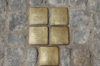 Zwickau erinnert am 9. November an Pogromnacht - Bei Reinigen der Stolpersteine - hier am Poetenweg 9 in Zwickau – kann am Sonntag geholfen werden.