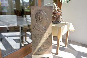 Zwickau: Erinnerung und Ehre für zwei Crossener - Die wiedergefundene Tafel ist saniert und aufgestellt worden.