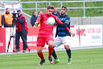Zwickau erkämpft sich gegen Frankfurt einen Punkt - Jonas Nietfeld (Zwickau) behauptet den Ball vor Shawn Maurice Barry (Frankfurt).