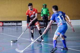 Zwickau erlebt Final Four im Floorball: Welche Parallelen und welche Unterschiede es zum Eishockey gibt - Linus Baumgärtel (links) spielt im Verbandsliga-Team des UV Zwigge Floorball und hat auch Erfahrungen als Eishockeyspieler.