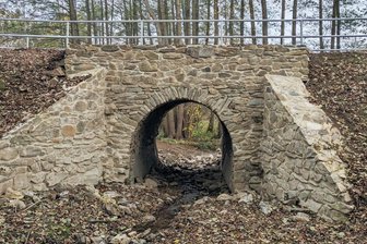 Zwickau: Erneuerung der Natursteinbogenbrücke über den Planitzbach ist abgeschlossen - Die Sanierung der Natursteinbrücke ist abgeschlossen.