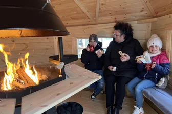 Zwickau: Familienweihnacht wird wieder auf Schloss Osterstein gefeiert - Pauline (7) und Fritz (9) gehörten mit Oma Ramona zu den ersten, die Platz in der neuen Grill-Kota genommen haben.