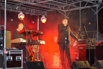 Zwickau feiert Deutsche Einheit - Am Freitagabend eröffnete die Coverband Merci Genie mit Titeln von Udo Jürgens das Fest auf dem Zwickauer Hauptmarkt.