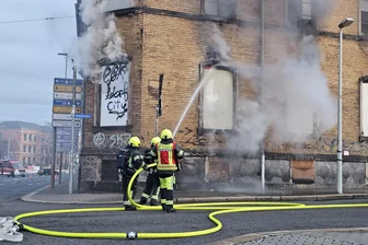 Zwickau: Feuerwehreinsatz nahe der Innenstadt führt zu Staus und Ausfall der Straßenbahn - Gegen 16 Uhr quoll Rauch aus dem Gebäude an der Werdauer Straße/Ecke Humboldtstraße.