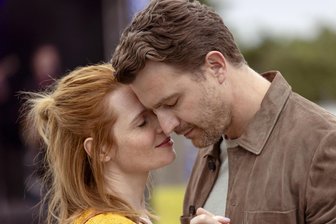 Zwickau: Filmabend anlässlich des Frauentages im „Astoria“ - Karoline Herfurth als Sonja und Friedrich Mücke als Milan in einer Szene des Films „Wunderschöner“.
