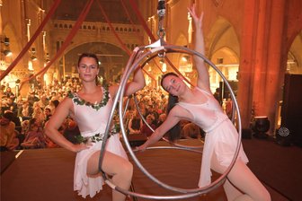 Zwickau: Fliegende Sachsen begeistern mit ihrem Programm „Spektakulär“ in der Lukaskirche - Die Fliegenden Sachsen haben in der Lukaskirche mit „Spektakulär“ das Publikum begeistert – im Bild Sabrina Stritzel (l.) und Kim Wesely (r.).