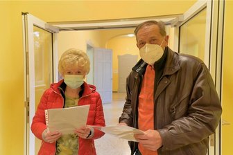Zwickau: Freie Impftermine sind weiterhin rar - Auch vor der Booster-Impfung kommt der Papierkram: Ilona und Hans-Jürgen Ulbrich aus Neuplanitz haben sich am Montag in Reinsdorf im Haus der Entdecker ihre dritte Spritze geben lassen. 