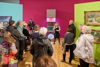Zwickau: Freier Eintritt und Führungen zum Museumstag - Bei Führungen zum Museumstag in Zwickau werden die Ausstellungsbereiche des „Zwischenraums“ erkundet.
