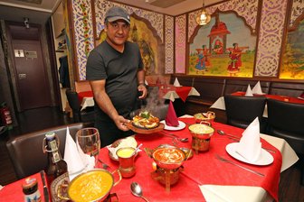 Zwickau: Früheres indisches Restaurant „Ganesha“ nun als „Delhi“ wiedereröffnet - Restaurant-Chef Surendra Phapa serviert Hühnchen-Tandoori im Zwickauer Gasthaus „Delhi“.
