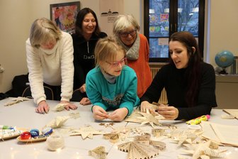 Zwickau: Funkelnden Baumschmuck mit Museumspädagogin gestalten - Museumspädagogin Christiane Stöckert zeigt, wie einfach man aus Papier Weihnachtsschmuck machen kann.