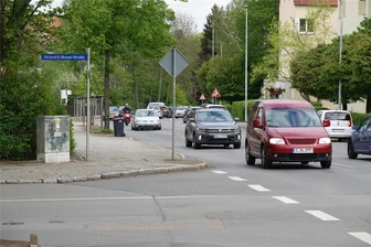 Zwickau: Fußgänger sollen die Karl-Keil-Straße sicherer überqueren können - Die viel befahrene Karl-Keil-Straße soll mit einer Querungshilfe leichter zu überqueren sein.